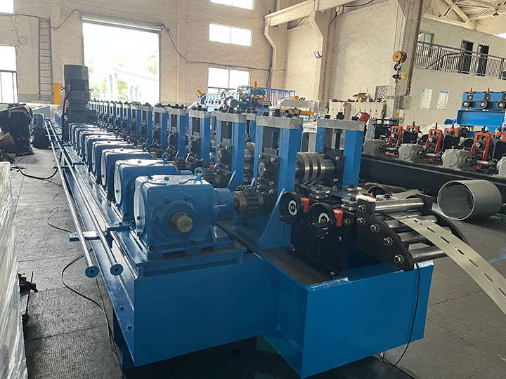 光伏支架成型機進(jìn)料口