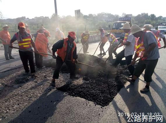 陜西：眉縣公路段積極開展雨后路面病害修復工作