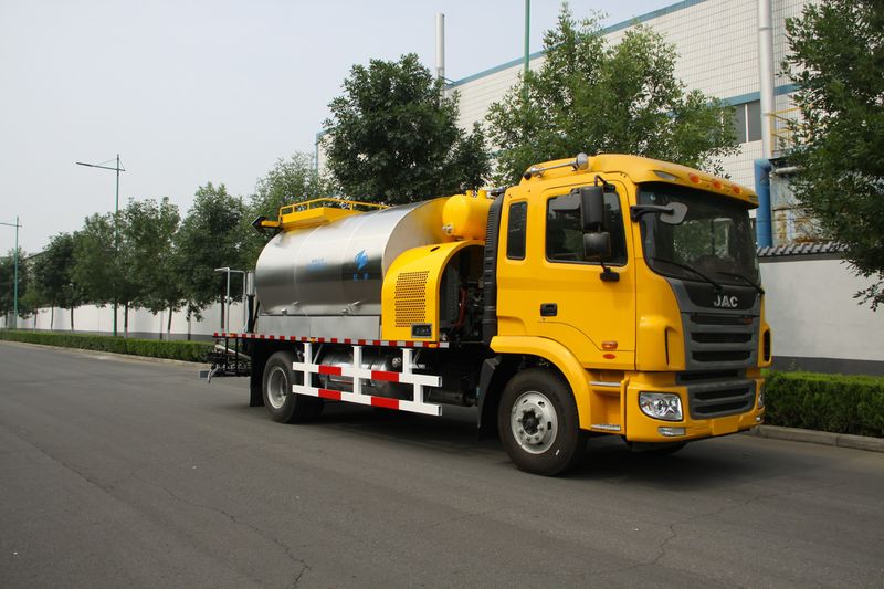 不同季節瀝青路面怎么用瀝青灑布車(chē)維護