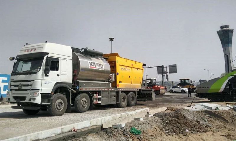 億龍同步封層車(chē)助力西安機場(chǎng)、北京城郊路面建設