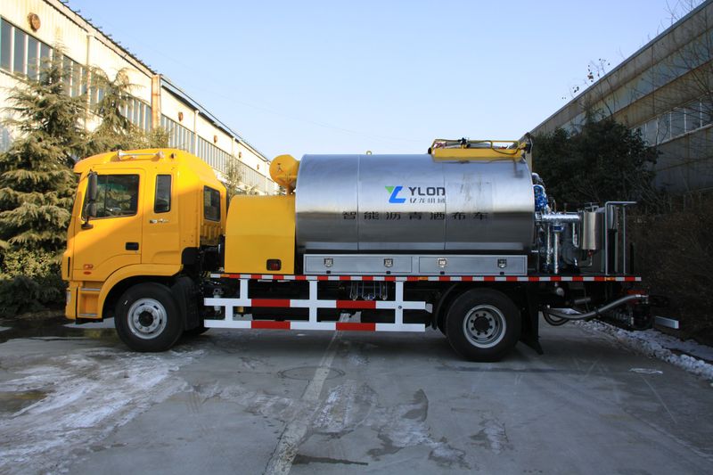 全自動(dòng)瀝青灑布車(chē)作業(yè)要注意什么