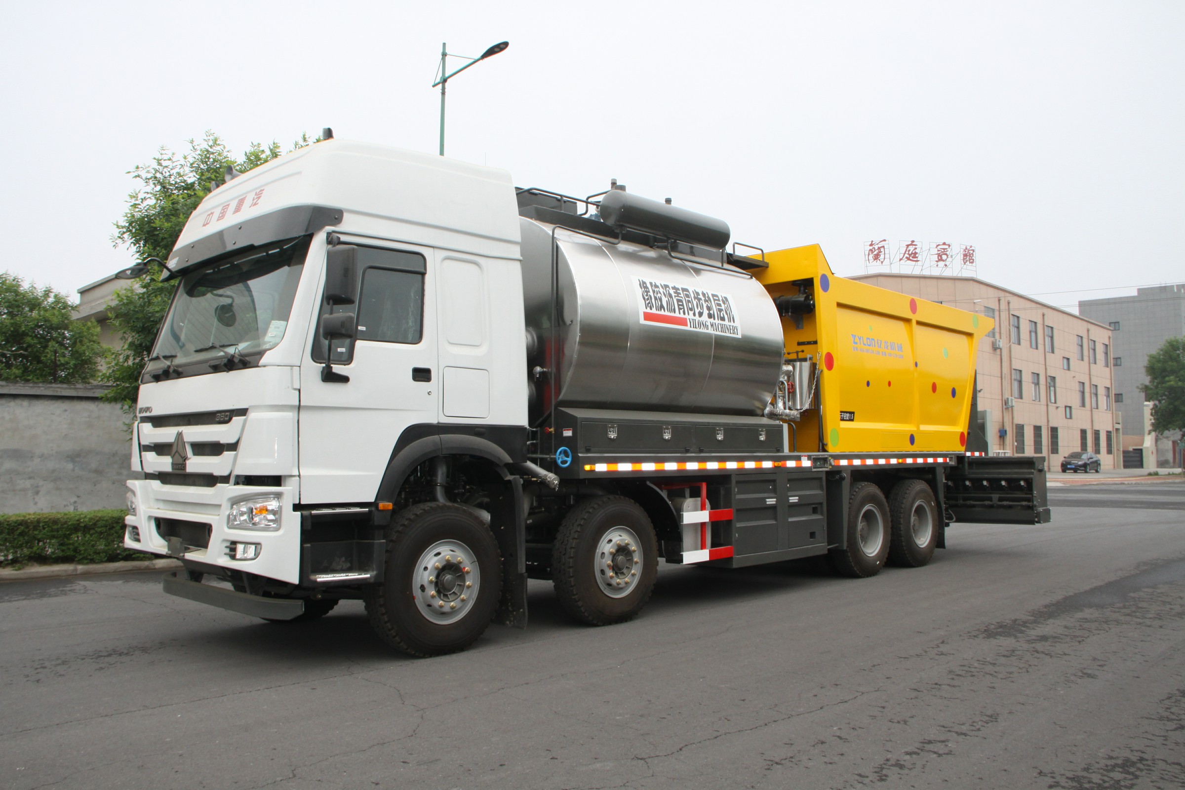 同步碎石封層車(chē)廠(chǎng)家解說(shuō)瀝青用在哪些地方？