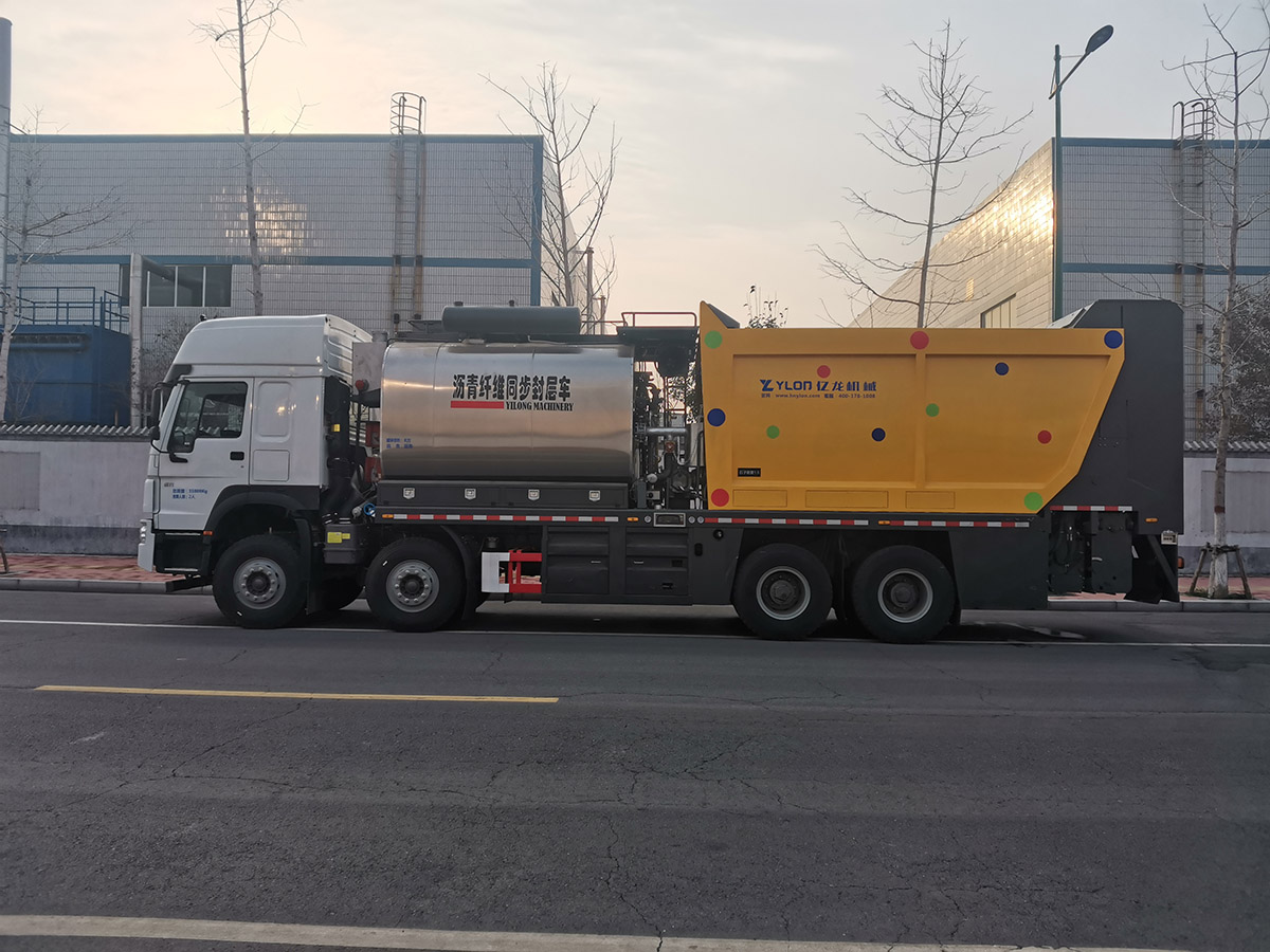 同步碎石封層車(chē)