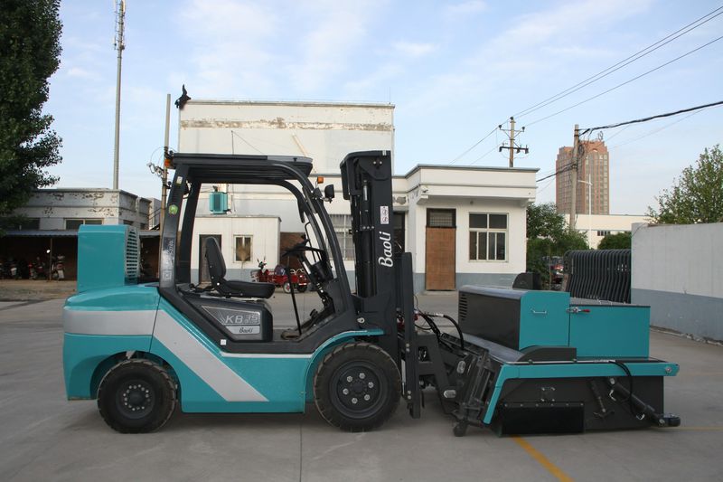 該機配套德國品質(zhì)的寶驪3噸叉車(chē)作為驅動(dòng)主機，是建筑工地地下室等狹小空間清掃作業(yè)的設備
