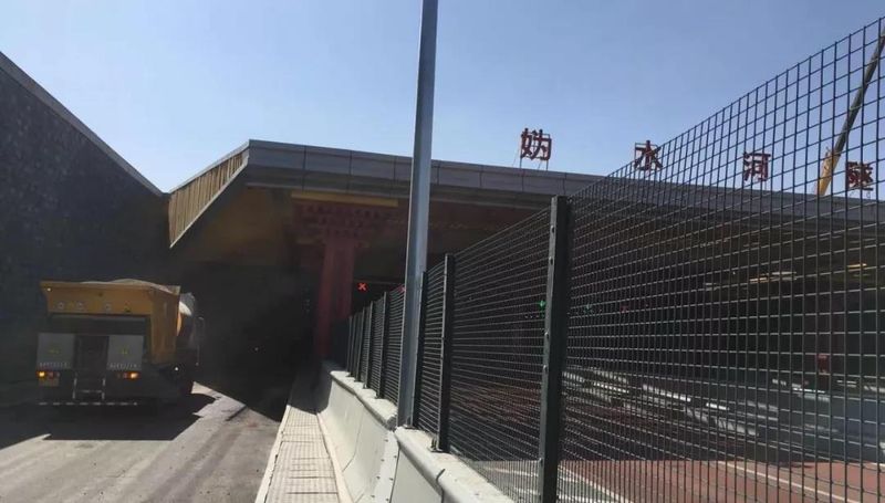 同步封層車(chē)工作